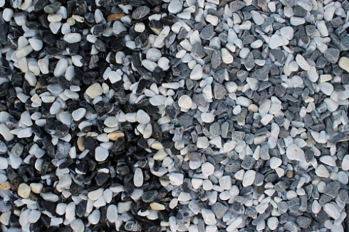 Kamenclub.ru: Мраморная крошка (щебень галтованный микс:белый-черный) фр.10-20 мм.  купить во Владикавказе мрамор белый, черный окатанные округлые декоративные ландшафтные камни щебня 15500 руб/т   фото КАМЕНЬ КЛУБ